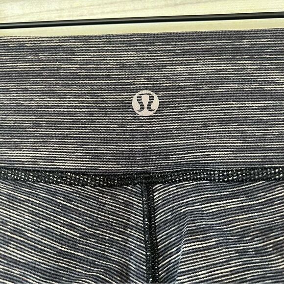 Lululemon Black / Grey Marled Capri Leggings - Picture 8 of 10